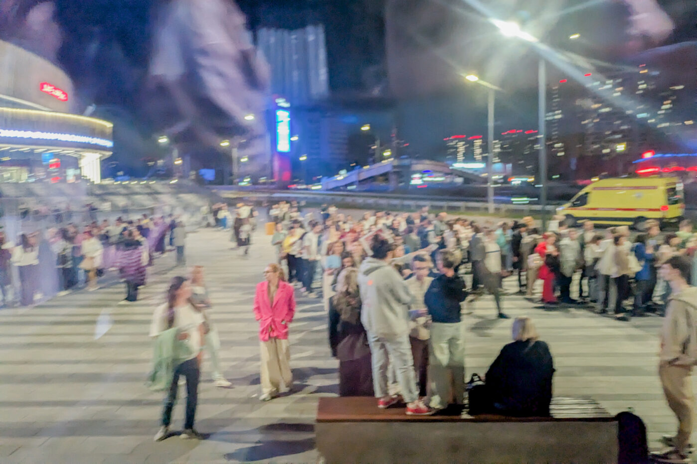 Участники массовки Интервидения в&nbsp;очереди на&nbsp;автобус после окончания съемок