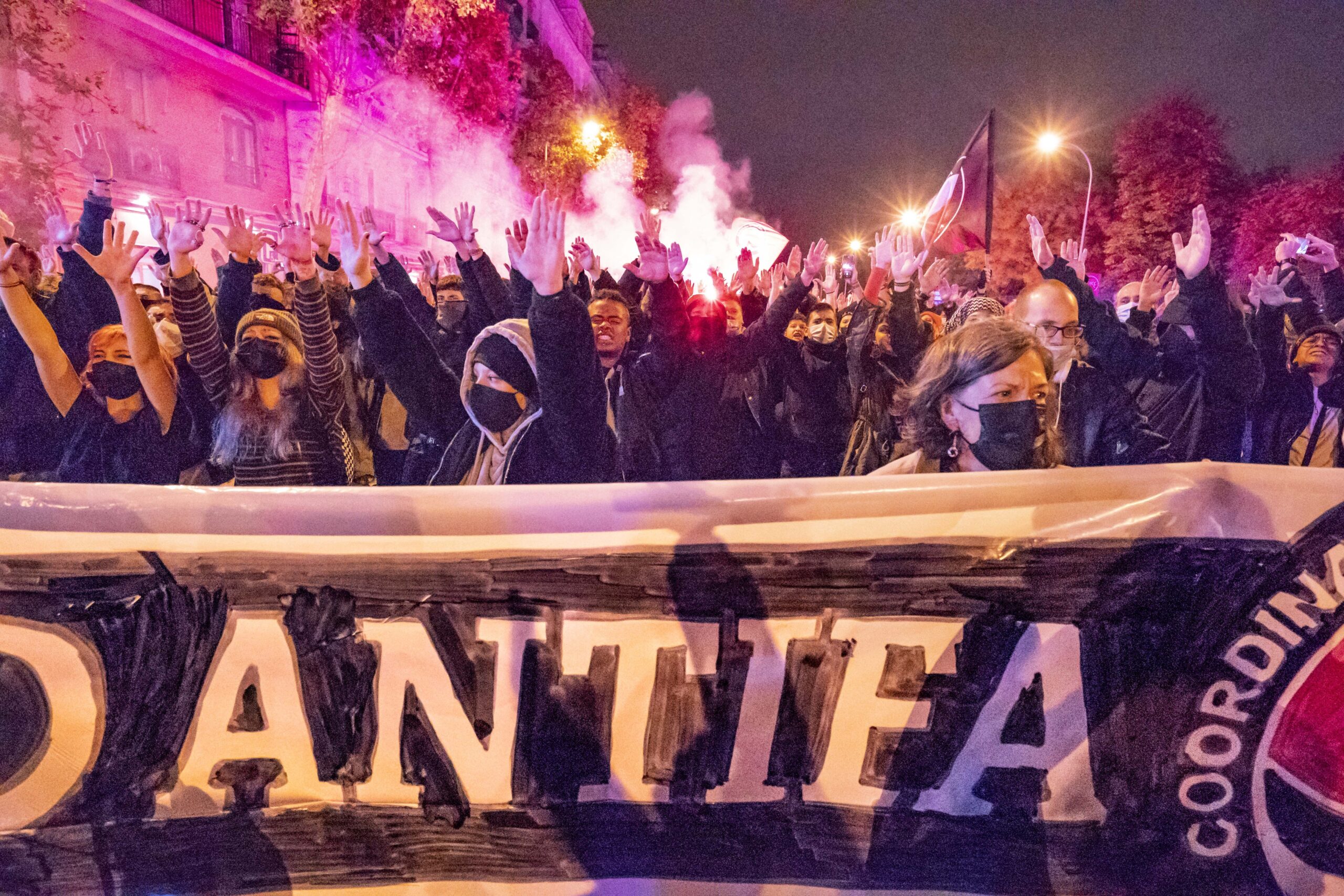 В США и Европе запрещают движение антифашистов. Что происходит и как это повлияет на «антифа» в России