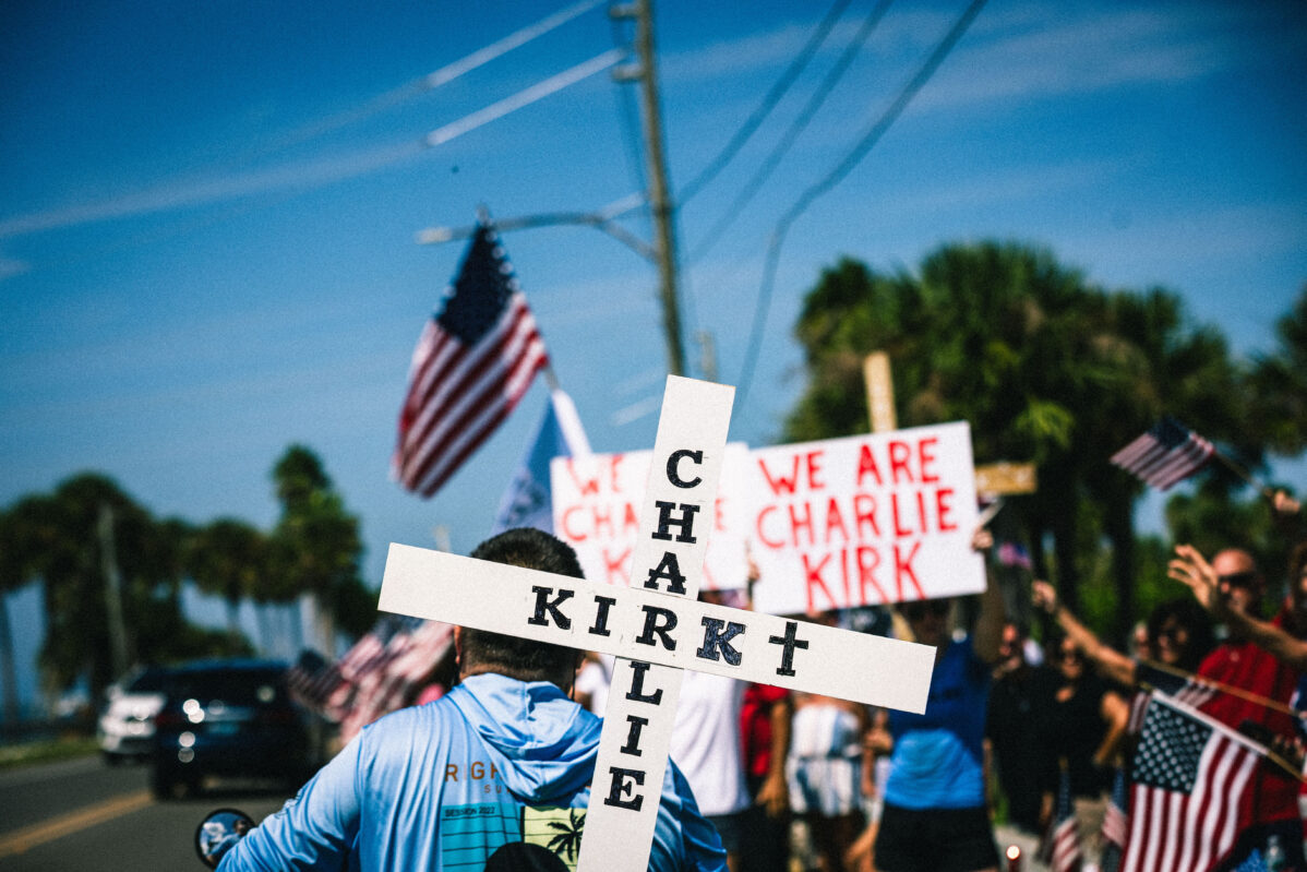 В США и Европе запрещают движение антифашистов. Что происходит и как это повлияет на «антифа» в России