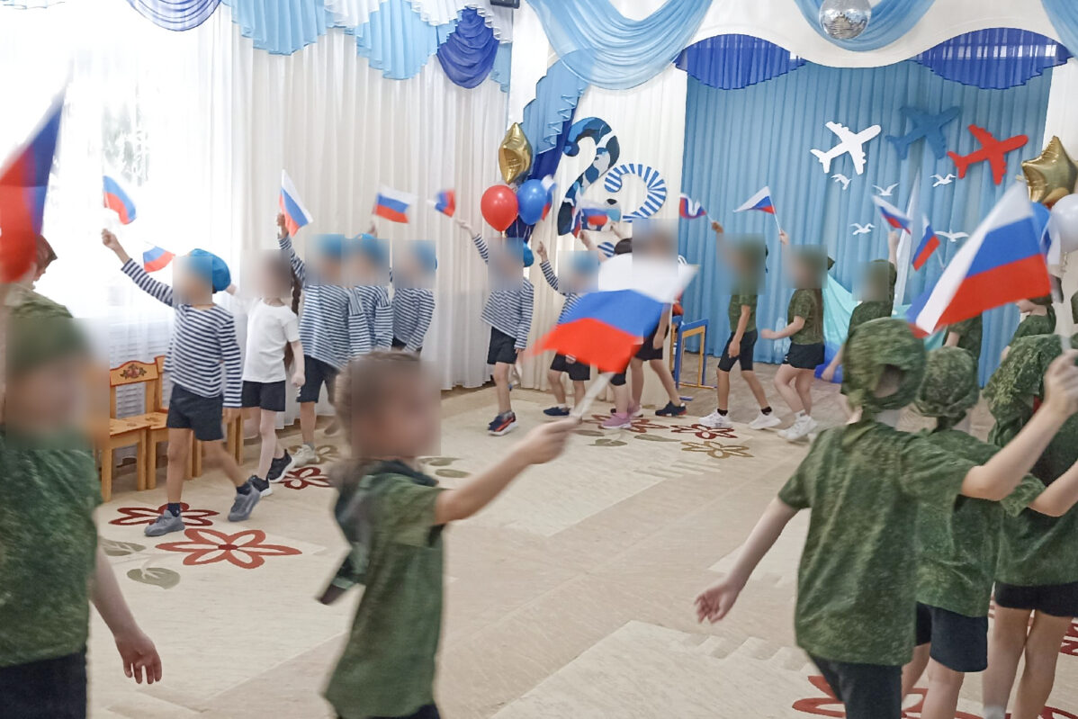 После начала «СВО» в&nbsp;детсадах начали массово открывать кадетские группы. Их&nbsp;задача&nbsp;— готовить солдат с&nbsp;детства