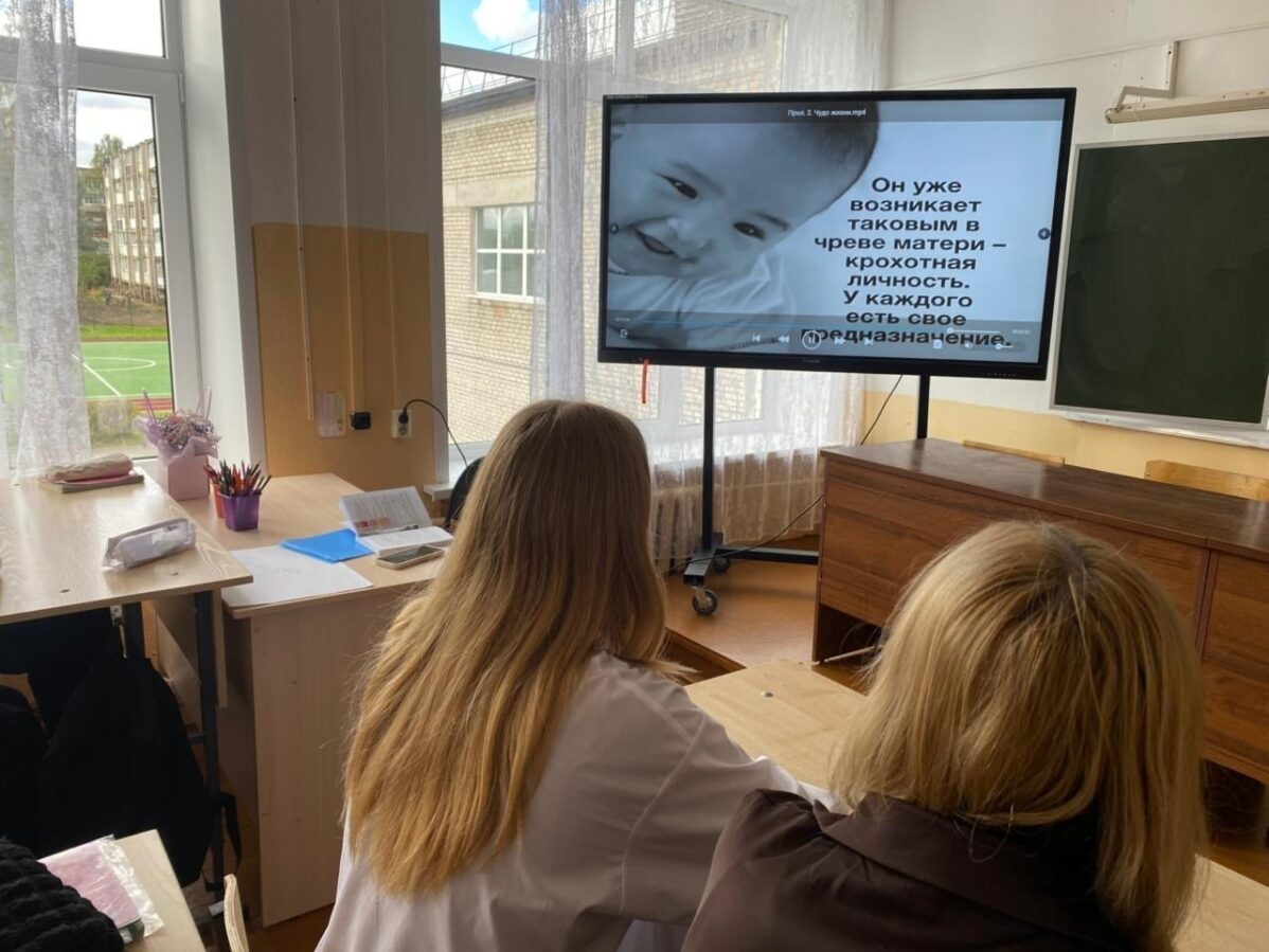 Долг перед родиной, Бог и никакого секса до брака: в российские школы поступили новые пособия по «Семьеведению»