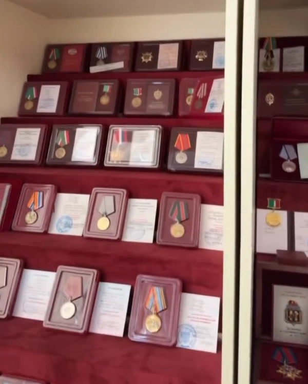 У командира спецполка полиции МВД по&nbsp;Чечне Замида Чалаева около 80 орденов и&nbsp;медалей. звезда героя Российской Федерации, а&nbsp;также орден Мужества