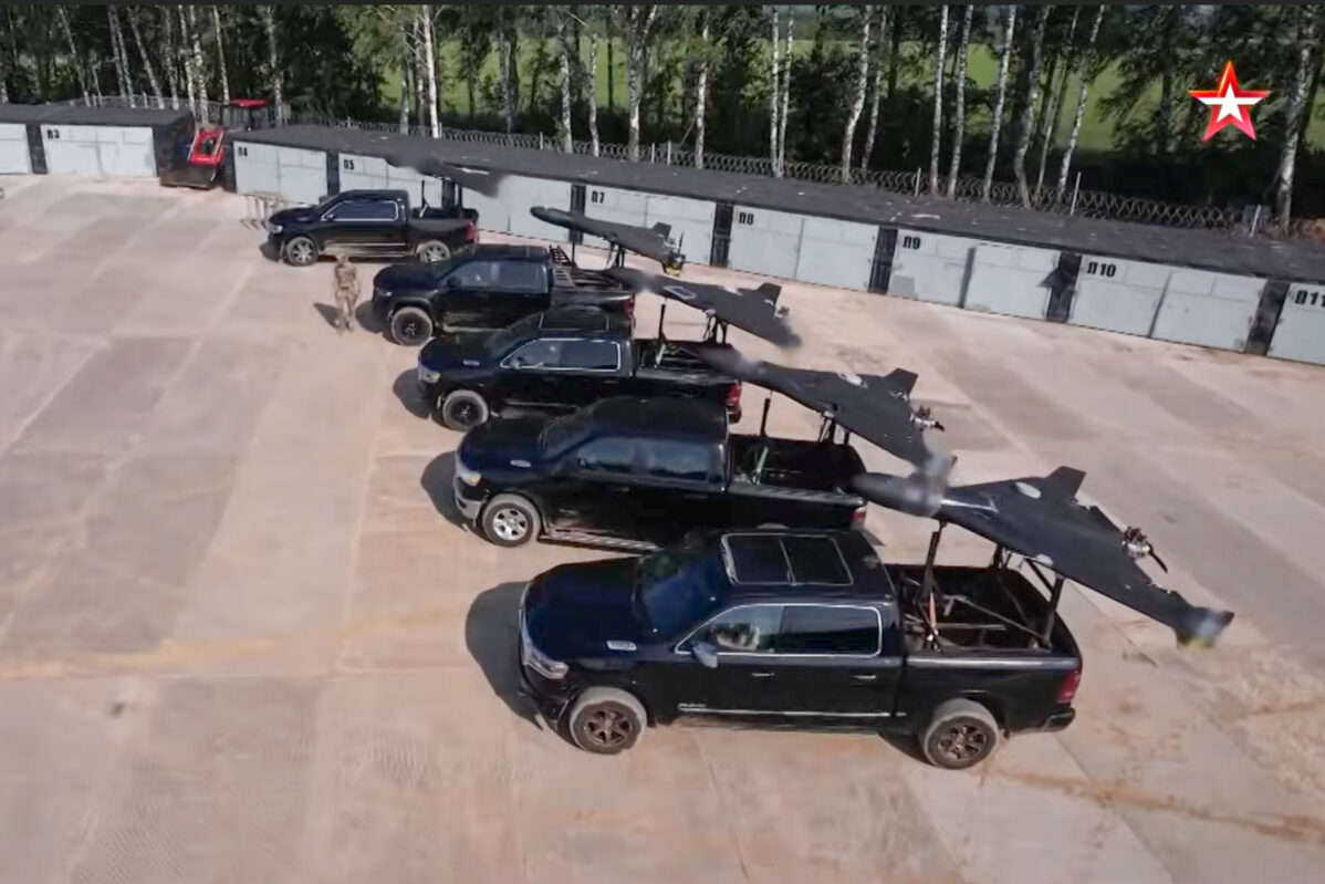 На территории завода по производству беспилотников «Алабуга» на испытательных машинах установлены БПЛА «Герань-2»