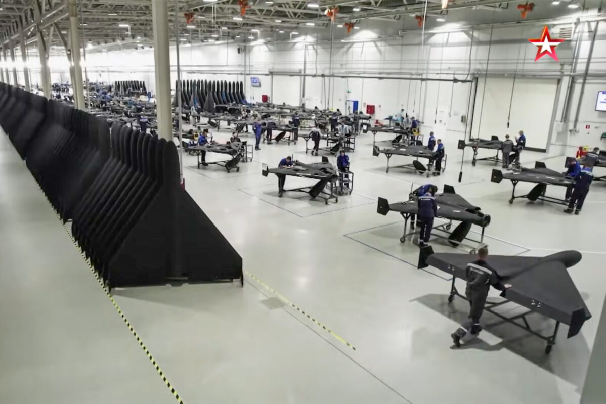 Внутри завода по производству беспилотников «Алабуга» рабочие собирают беспилотники «Герань-2», российскую копию Shached 136