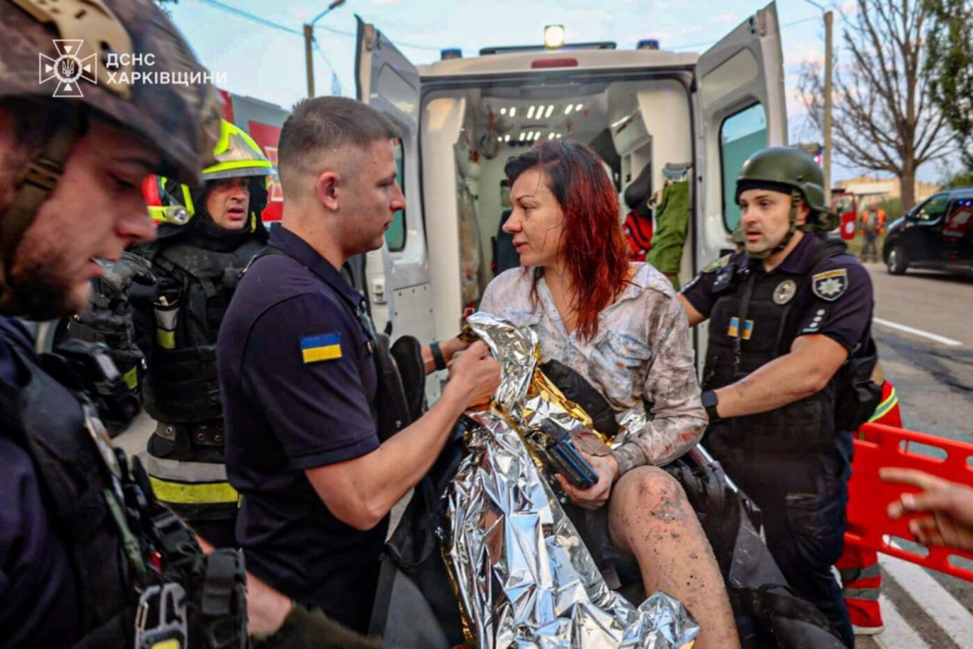 Пострадавшей от удара российским дроном в Харькове оказывается медицинская помощь