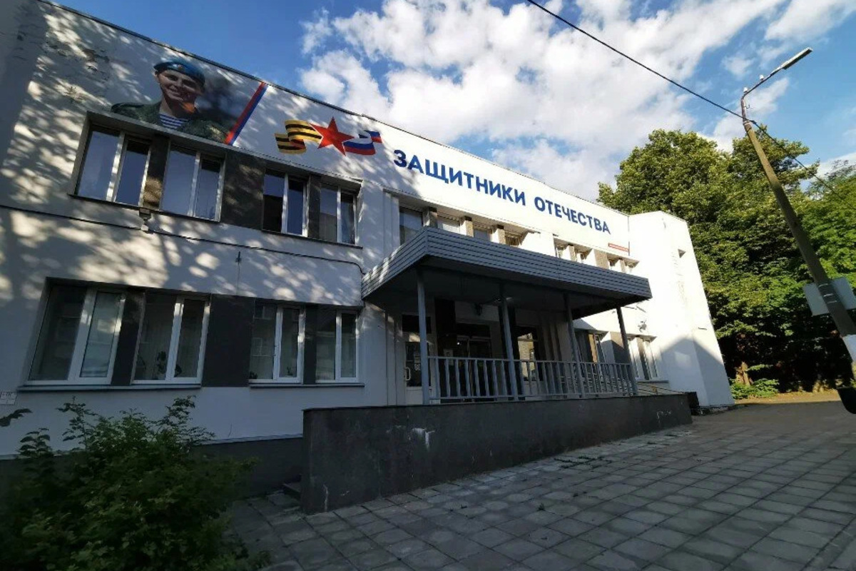 Жительницу Выборга арестовали на 10 суток из-за граффити «Война Zло» на здании фонда «Защитники Отечества»