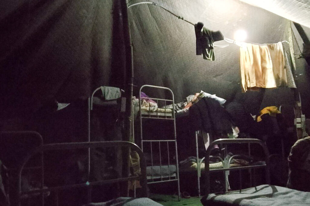 Палатка для самовольно оставивших часть военнослужащих на&nbsp;территории воинской части ПВО под Новороссийском, куда посадили Владимира Бернгардта после задержания