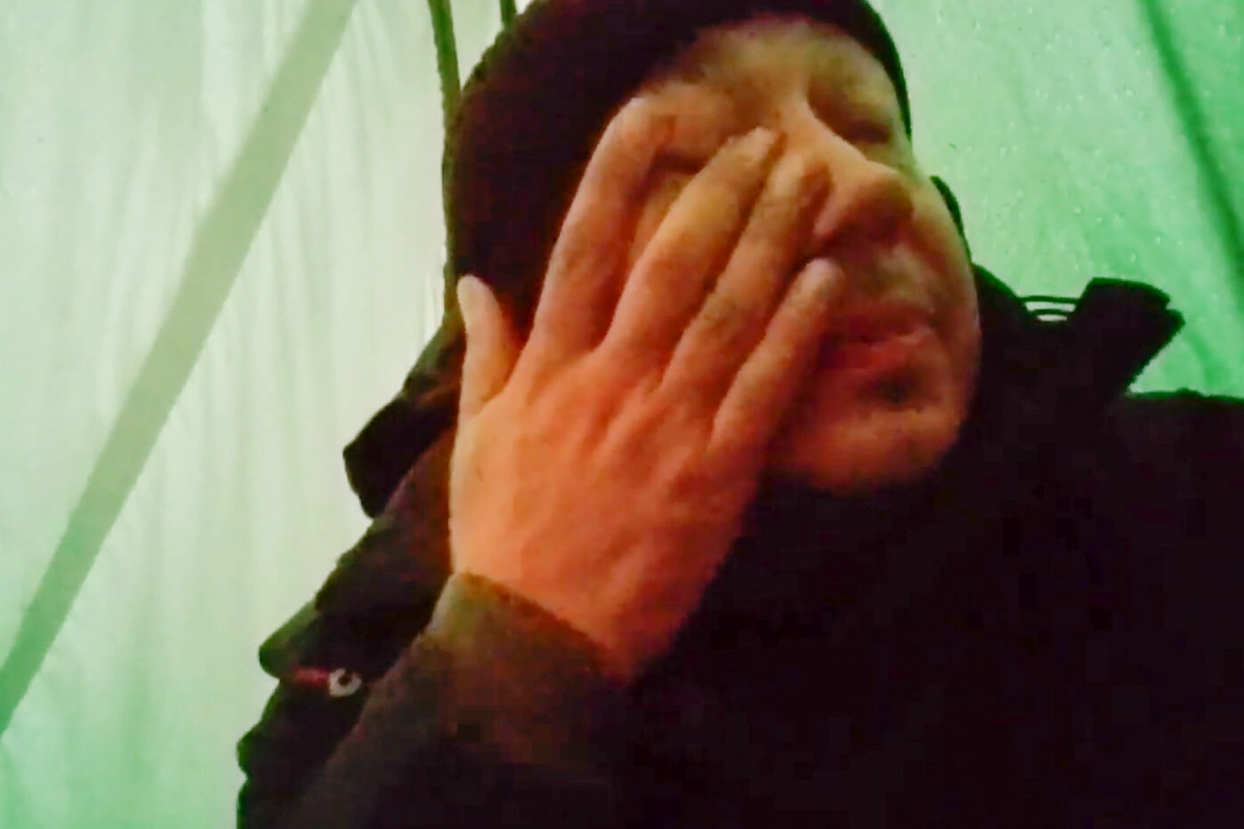 Владимир Бернгардт пережидает в&nbsp;палатке дождь перед нелегальным пересечением российско-белорусской границы