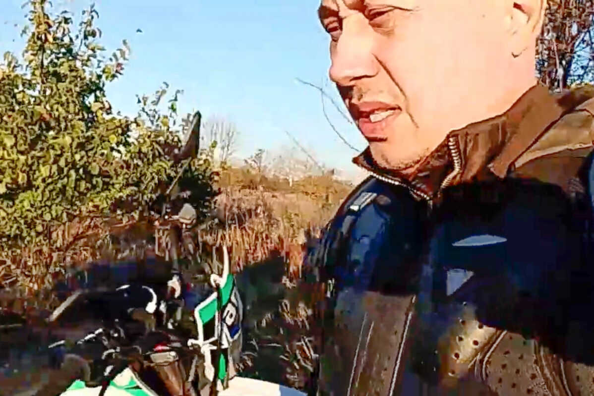 Владимир Бернгардт после побега из&nbsp;воинской части для пойманных дезертиров, пытается на&nbsp;мотоцикле добраться до&nbsp;белорусской границы