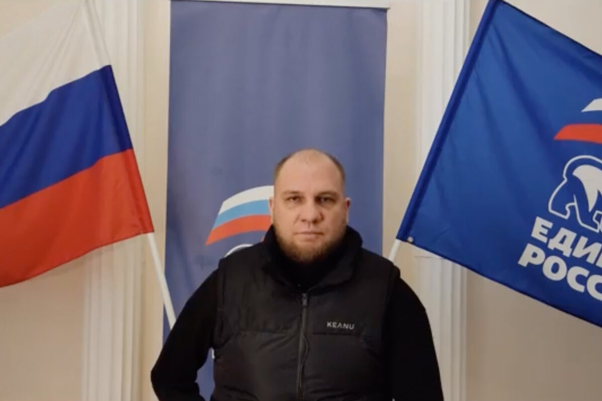 Экс-военный Алексей Боров зачитывает видеобращение перед выборами депутатов Новосибирска