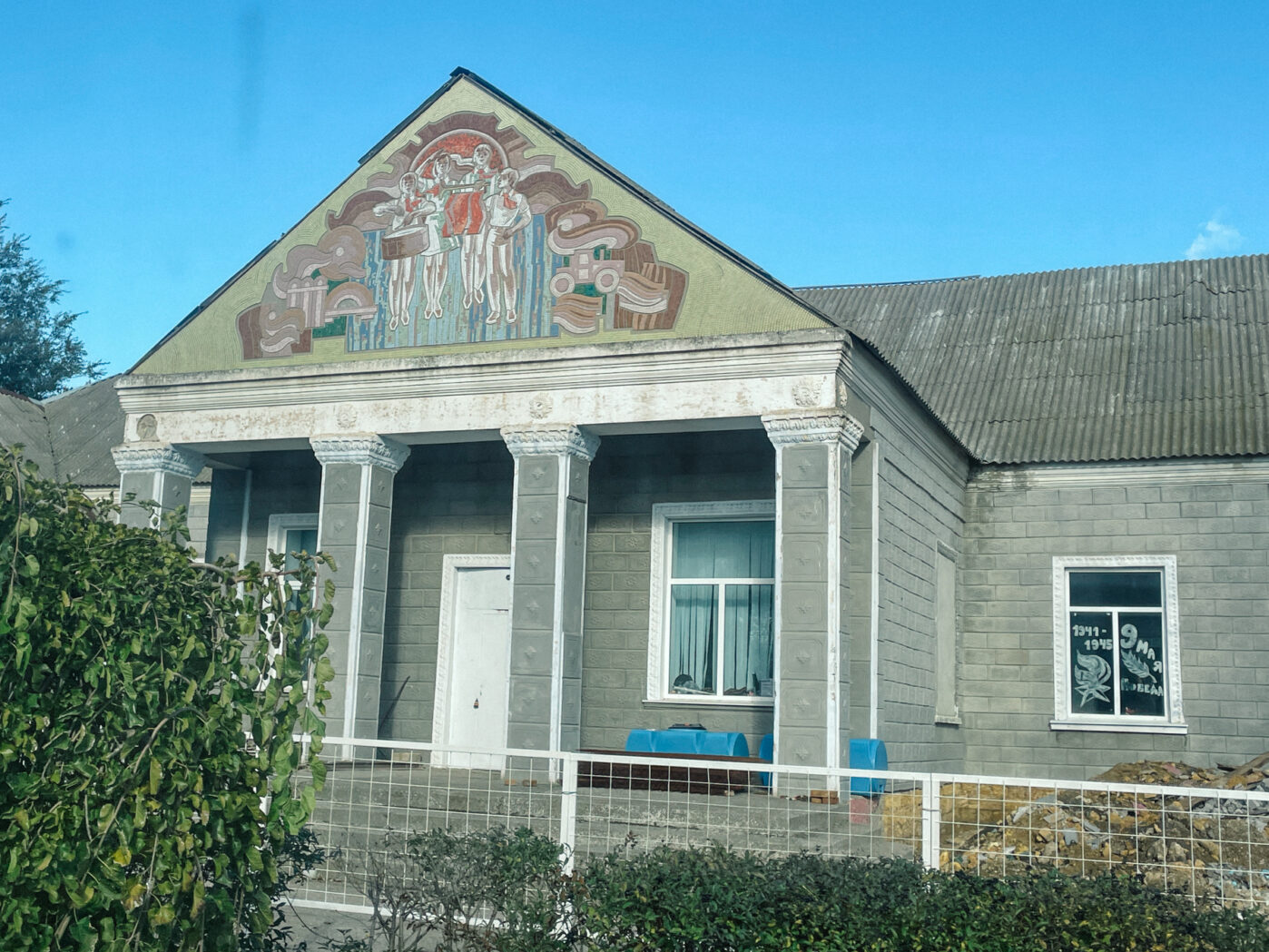 Рынок и&nbsp;районная больница&nbsp;— одни из&nbsp;немногих мест в&nbsp;Каланчаке, где продолжается жизнь после оккупации