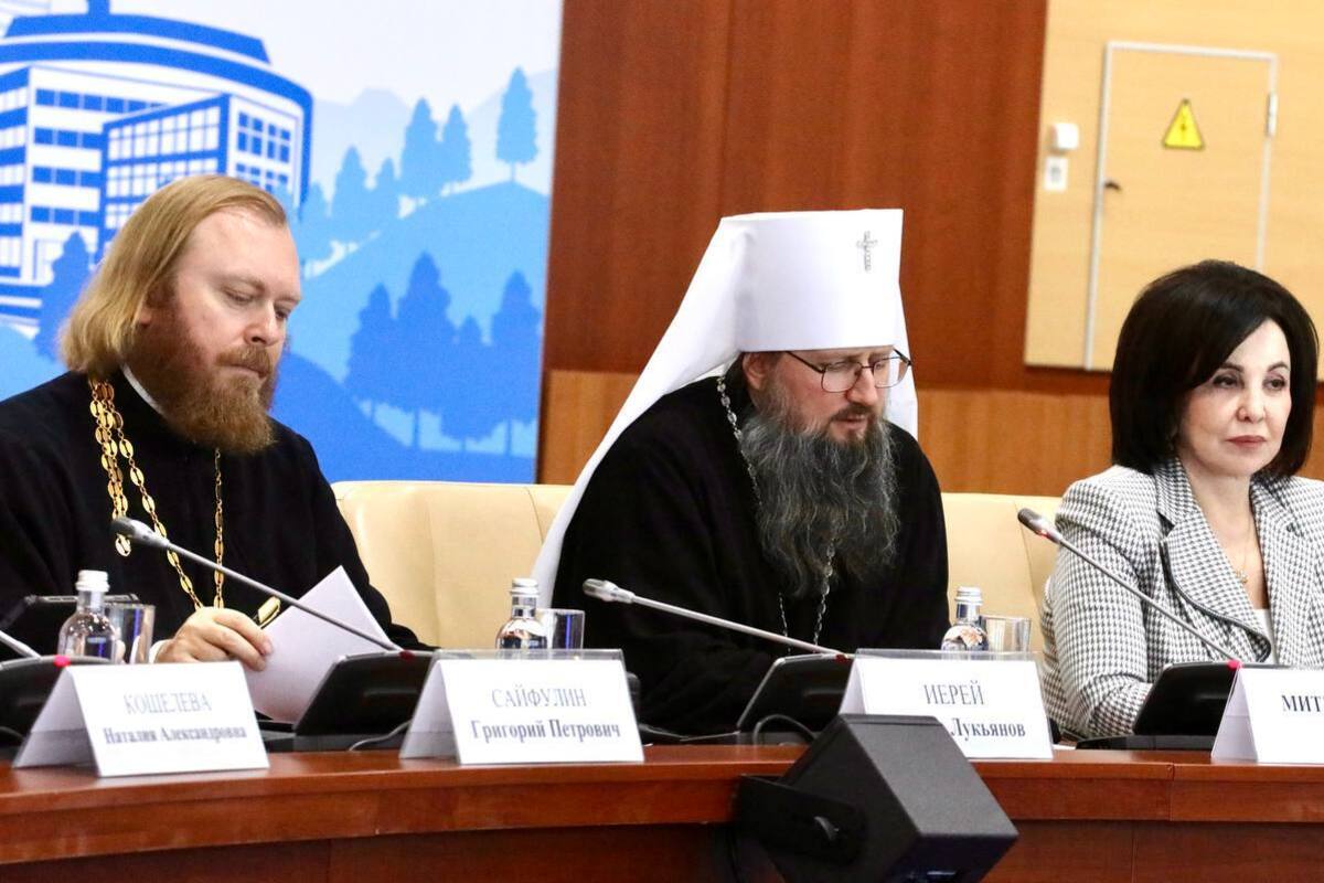 В РПЦ призвали мужчин обнимать женщин, чтобы те «слушались и не портили жизнь»