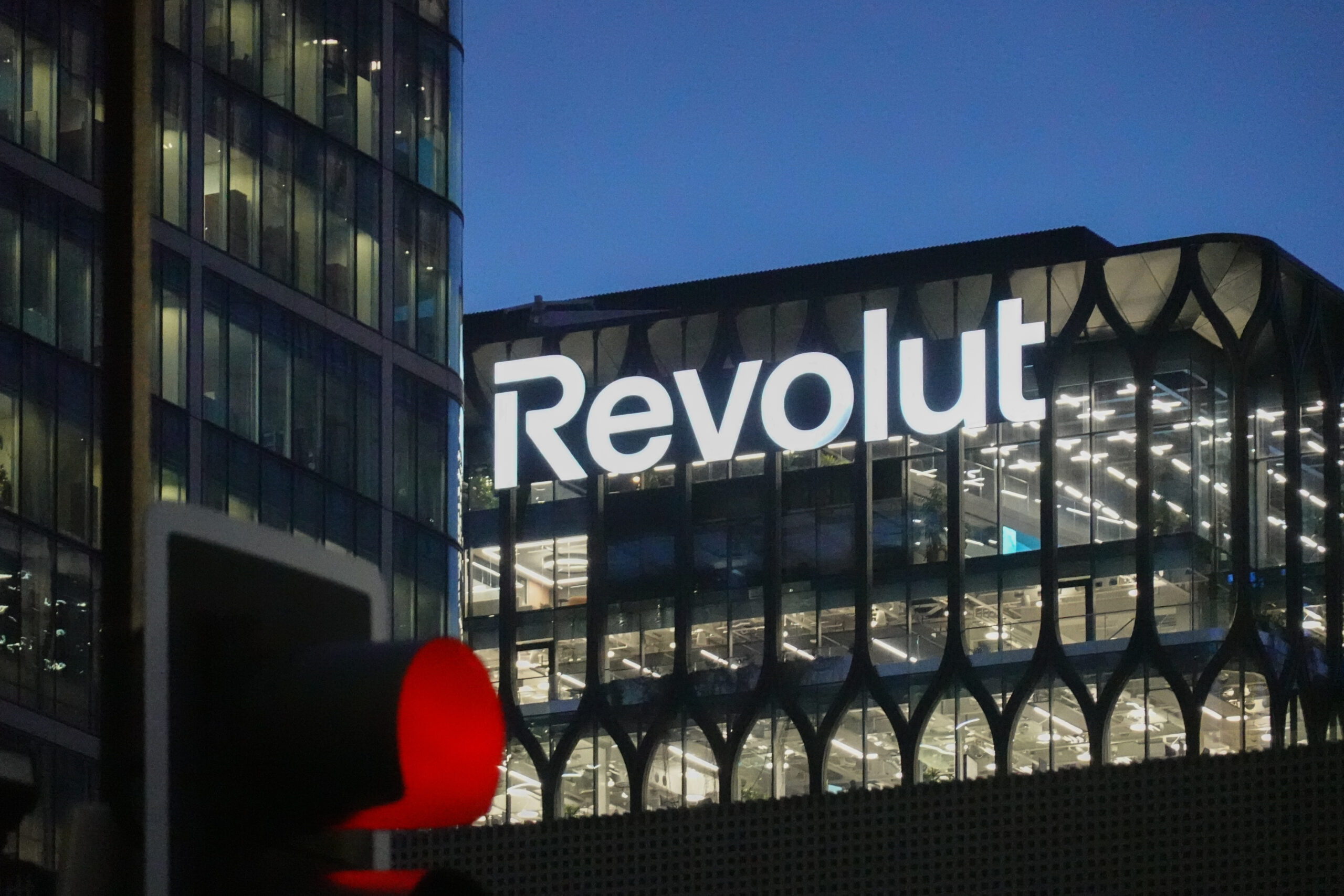 Revolut уведомил клиентов в Украине о приостановке предоставления услуг из-за требований украинского законодательства