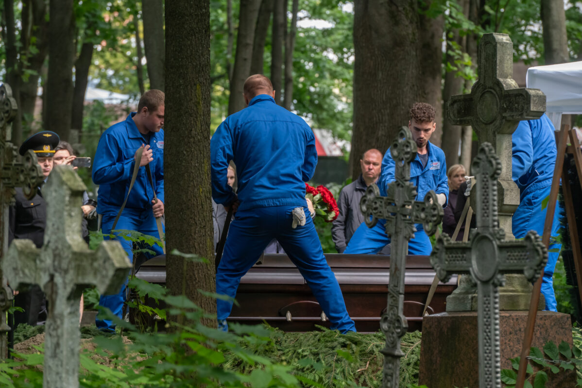 Увольнение Романа Старовойта произошло на фоне коллапса в московских аэропортах из-за атак украинских дронов и ареста его бывшего первого заместителя на посту главы Курской области Алексея Смирнова