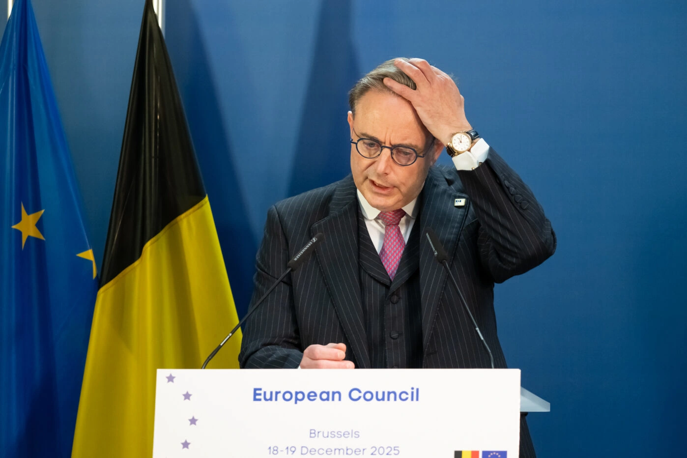 Премьер-министр Бельгии Барт де Вевер выступает 19 декабря 2025 года на пресс-конференции в Брюсселе, Бельгия, после того как лидеры Европейского союза не смогли достичь соглашения об использовании замороженных российских активов