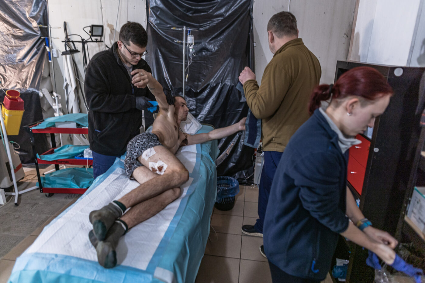 Украинские военные медики оказывают помощь раненому солдату в Донецкой области