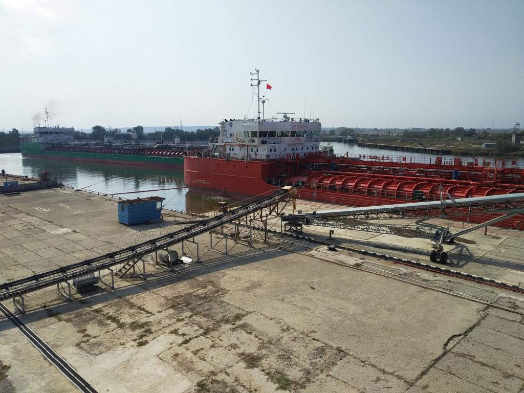 В порту Темрюка на Кубани в ночь на 25 декабря после атаки БПЛА загорелись два резервуара с нефтью