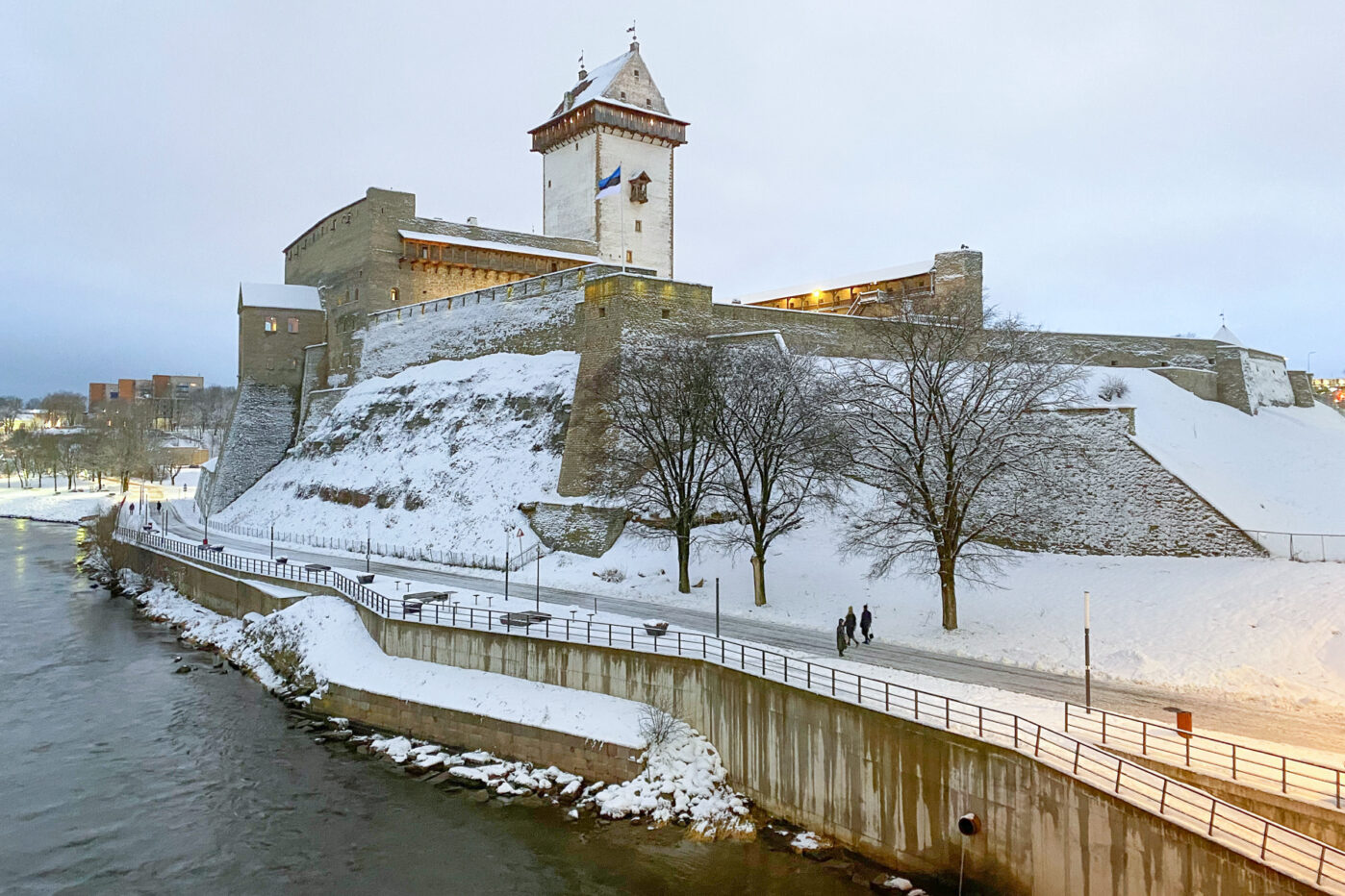 Вид на крепость Германа с пограничного моста, соединяющего эстонский город Нарву с Россией