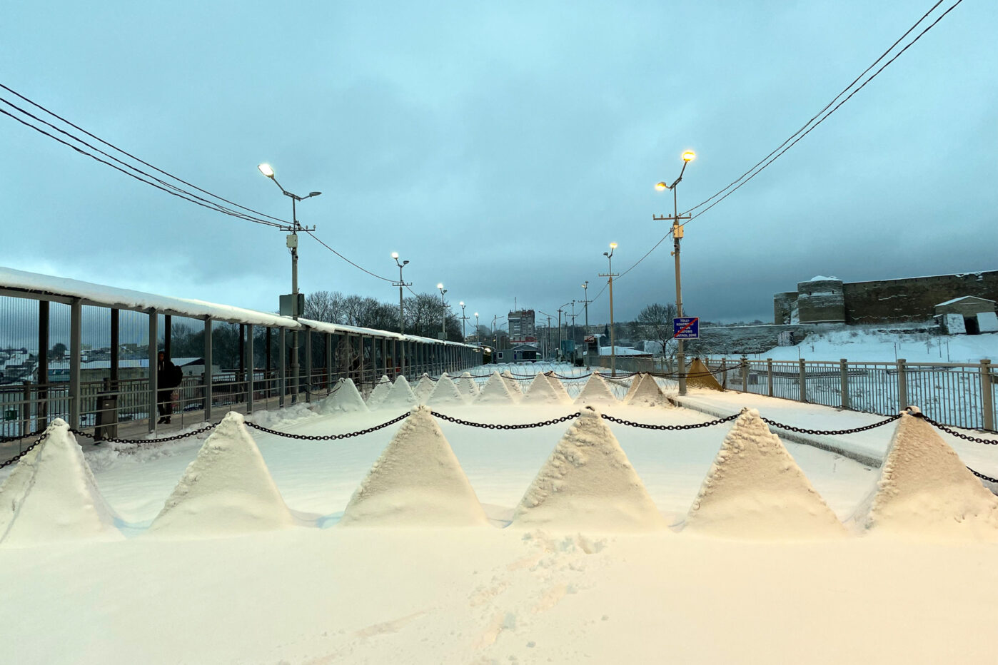 Противотанковые зубы дракона на погранпереходе Иван-город — Нарва между Эстонией и Россией