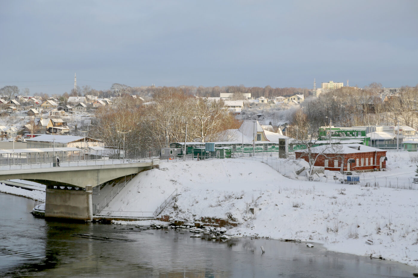 Вид из эстонской Нарвы на российский пограничный пункт в Ивангороде