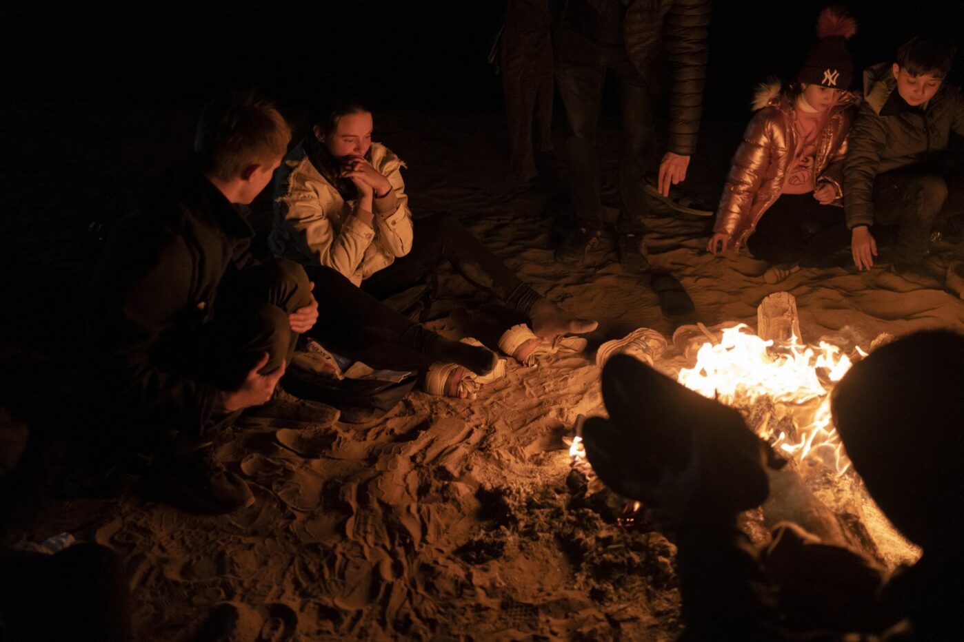 Российские просители убежища греются у&nbsp;небольшого костра на&nbsp;границе между США и&nbsp;Мексикой недалеко от&nbsp;Сомертона, штат Аризона