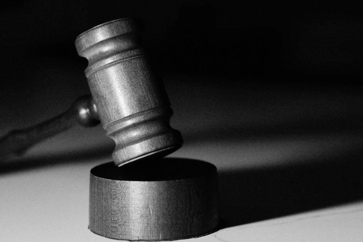 Суд признал эмодзи двух сложенных рук и флага Украины «дискредитацией» армии