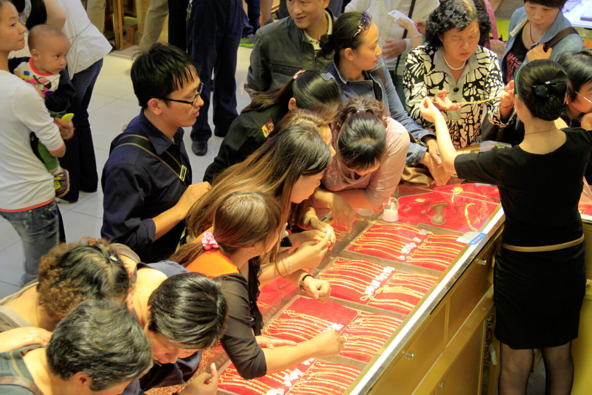 Цены на золото и серебро в начале 2026 года держатся на рекордно высоком уровне