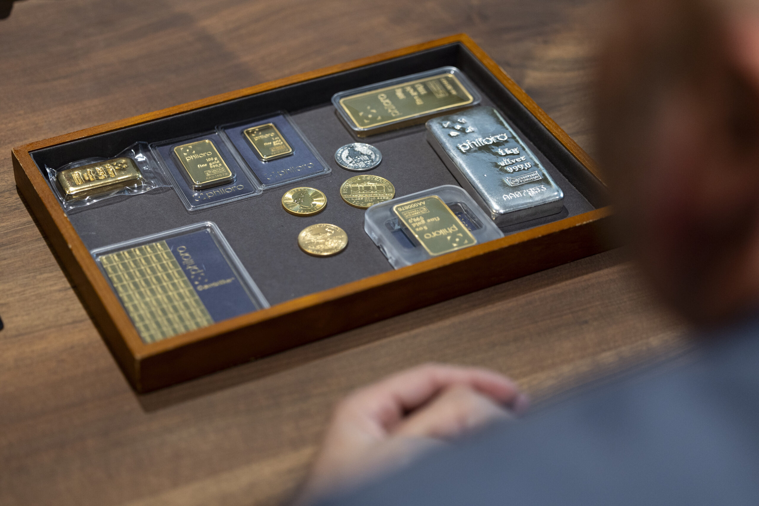 Цены на золото и серебро в начале 2026 года держатся на рекордно высоком уровне