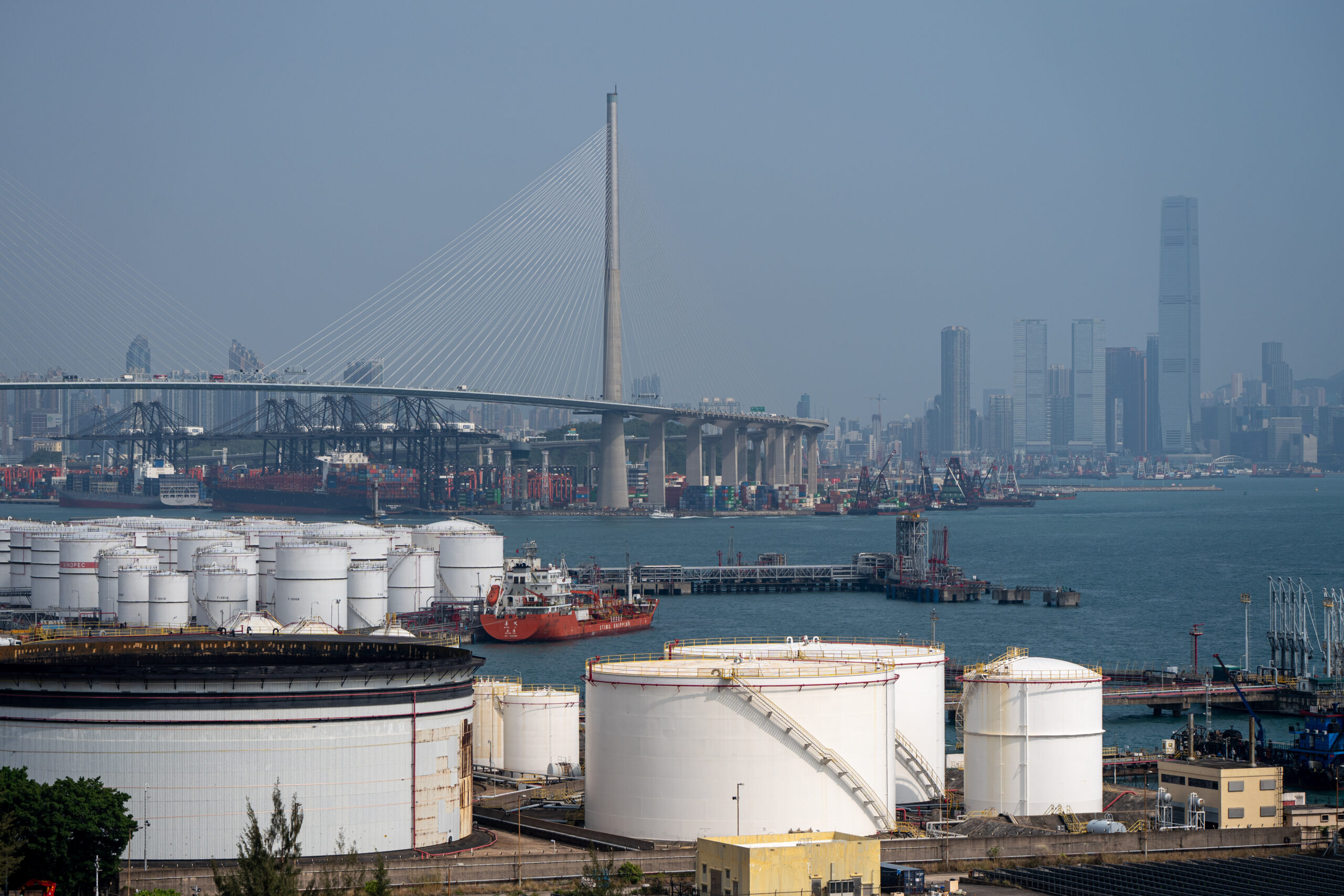 Цена на нефть взлетела почти до 120 долларов за баррель впервые с 2022 года