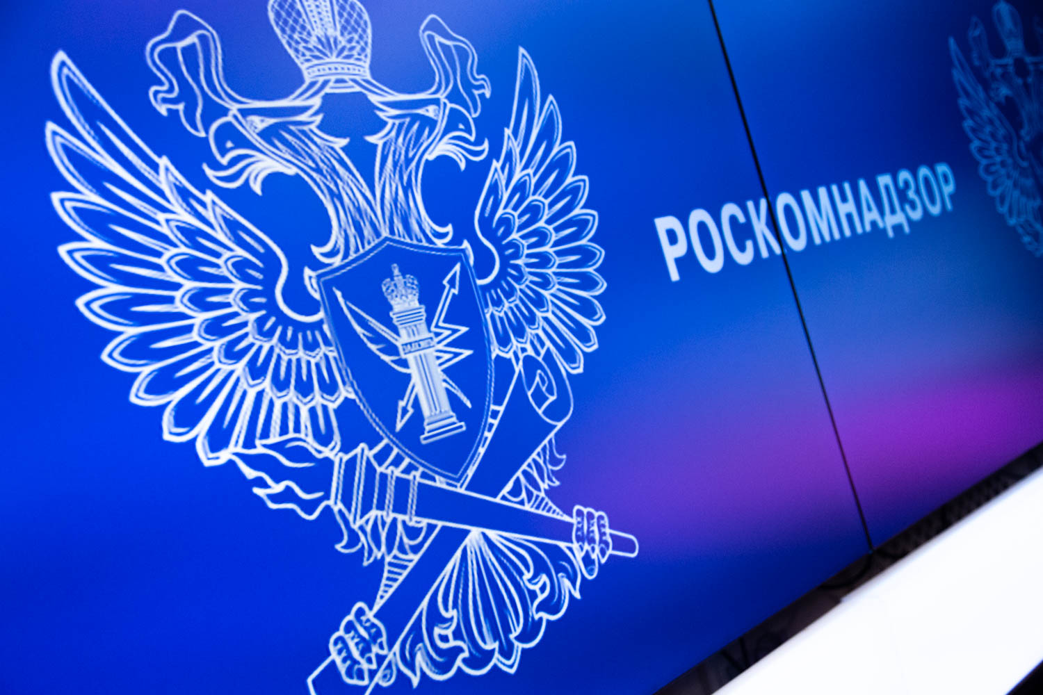 Роскомнадзор продолжает вести коммерческую деятельность через Telegram, который сам же блокирует