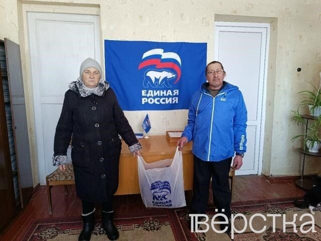 «Единая Россия» поздравила жён ветеранов «СВО» и одиноких женщин с 8 марта и вручила им масло, хлеб и консервы к Международному женскому дню