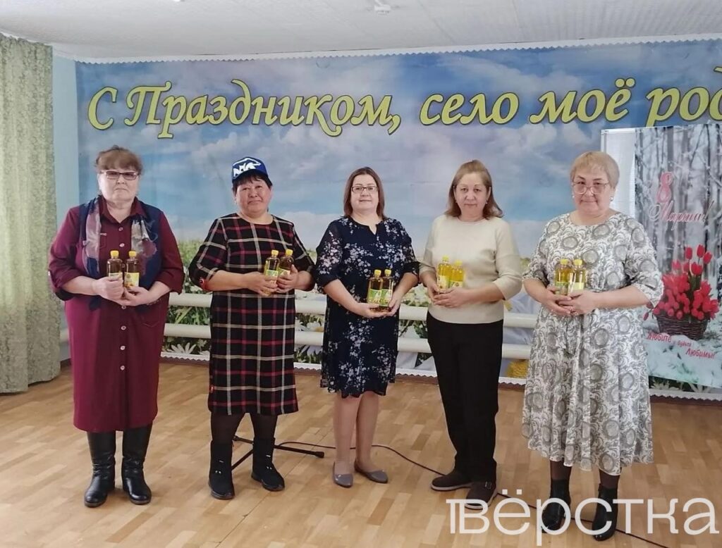 «Единая Россия» поздравила жён ветеранов «СВО» и одиноких женщин с 8 марта и вручила им масло, хлеб и консервы к Международному женскому дню