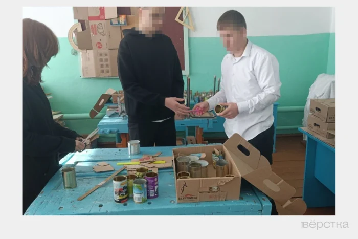 Школьники изготавливают окопные свечи для фронта во время урока “Технологии”