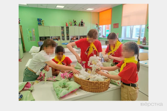 Школьницы набивают подушки для фронта во время урока “Технологии”