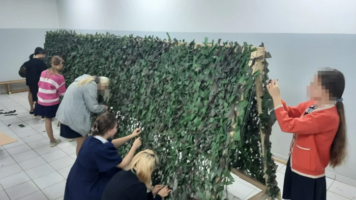 Школьницы плетут маскировочные сети для фронта во время уроков “Технологии”