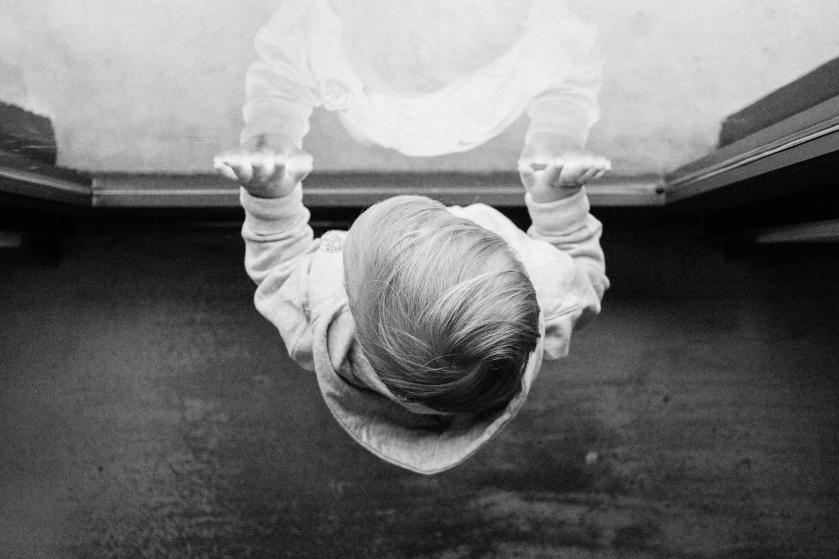 В России в 2025 году рекордно сократилось количество приёмных семей. Число усыновлённых детей упало до нового минимума