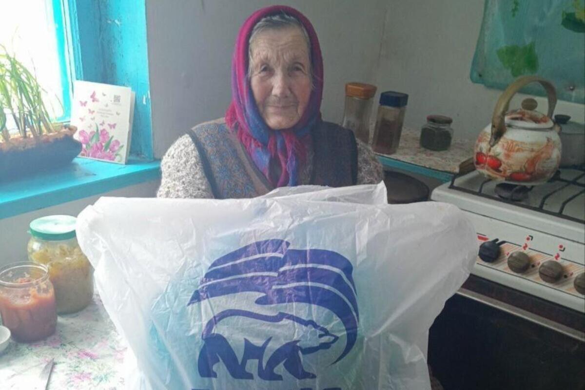 «Единая Россия» поздравила жён ветеранов «СВО» и одиноких женщин с 8 марта и вручила им масло, хлеб и консервы к Международному женскому дню