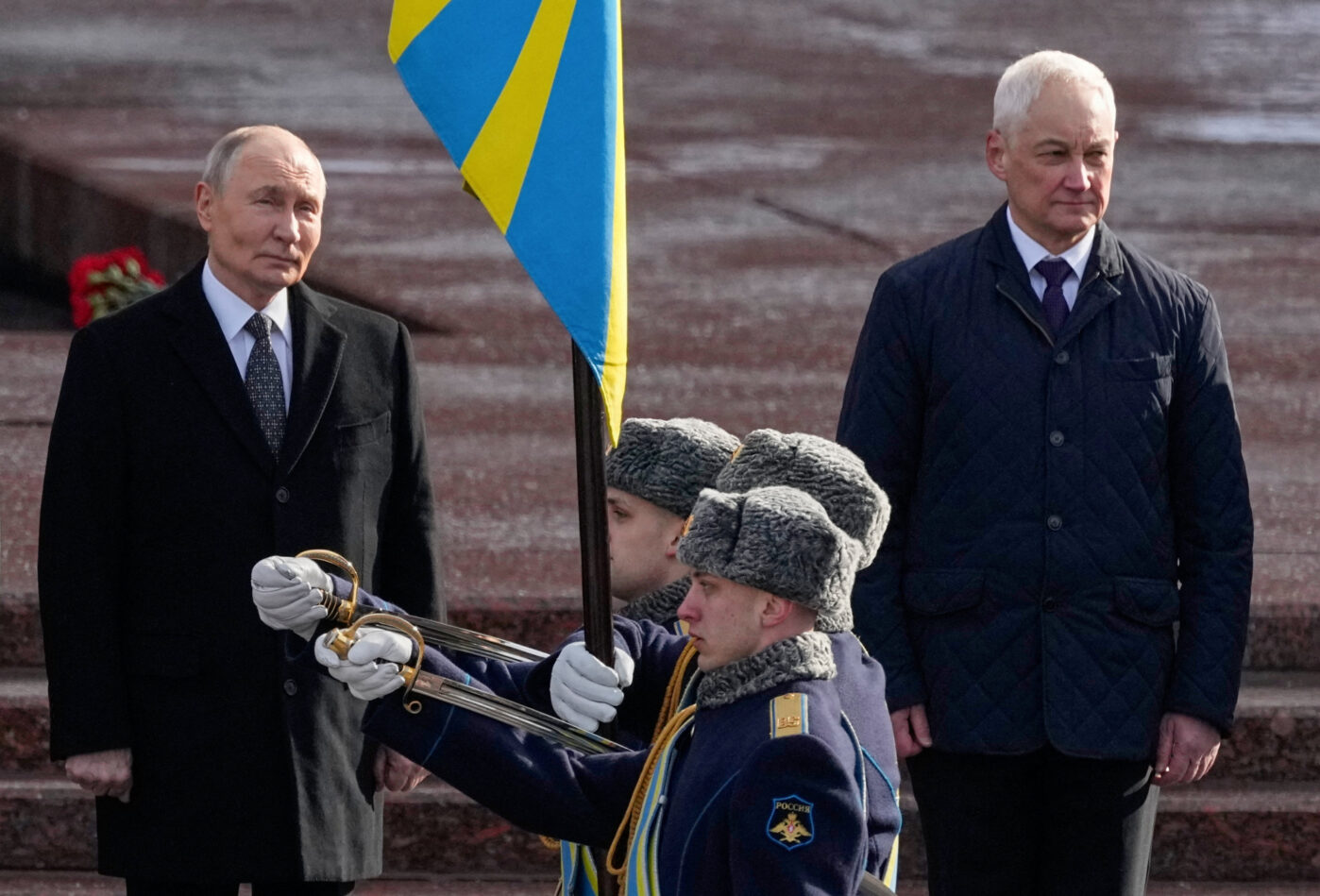 Владимир Путин и министр обороны Андрей Белоусов принимают участие в церемонии возложения венков ко Дню защитника Отечества у Могилы Неизвестного солдата в Кремле